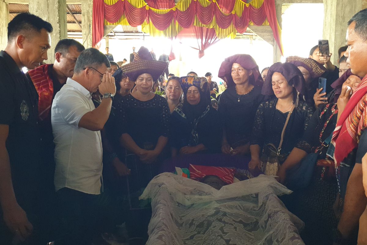 Panglima Kodam I Bukit Barisan Letjen Mochammad Hasan saat memberi hormat ke jenazah Raden Barus (61) di Desa Selamat, Kecamatan Sibiru-biru, Kabupaten Deli Serdang pada Minggu (10/11/2024). 
