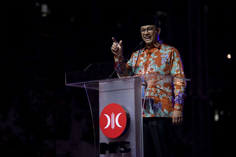 Gubernur DKI Jakarta Anies Baswedan menyampaikan pidato dalam Milad ke-20 Partai Keadilan Sejahtera di Istora Senayan, Kompleks GBK, Jakarta, Minggu (29/5/2022).