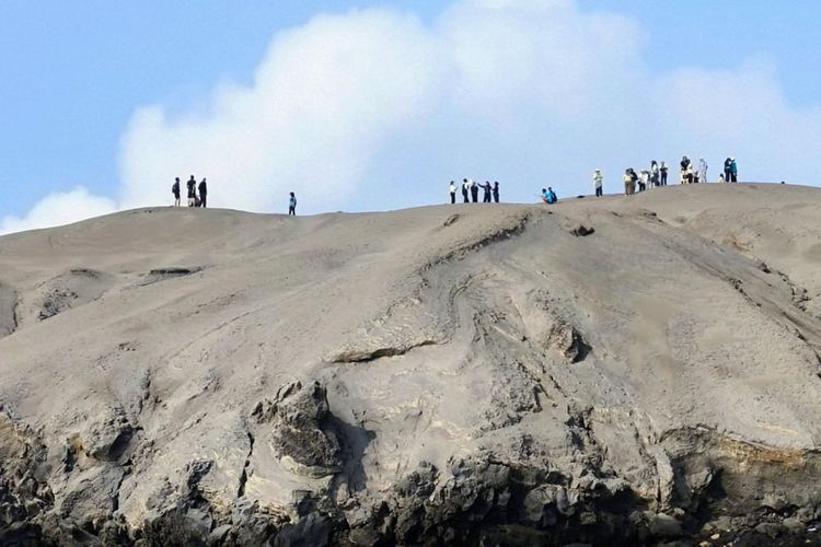 Wisatawan Nekat Naik ke Lereng Gunung Anak Krakatau, Petugas PVMBG Pergoki Saat Rawat Alat Pantau