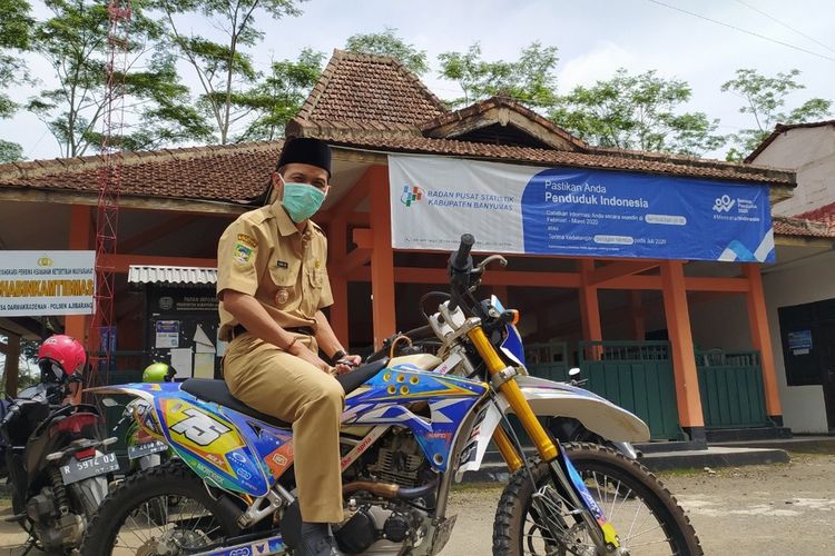 Kepala Desa Darmakradenan, Kecamatan Ajibarang, Kabupaten Banyumas, Jawa Tengah, Imam WS, bersiap sosialisasi mengenai corona ke warga.