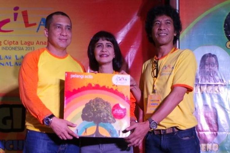 Tika Bisono (tengah) bersama tim produksi album lagu anak Pelangi Acila, Seno M Hardjo (kiri) dan Ari Malibu