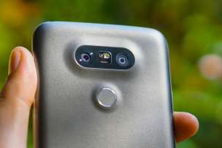 Kamera ganda di punggung LG G5 SE masing-masing menyajikan sudut pandang normal (kiri) dan wide-angle