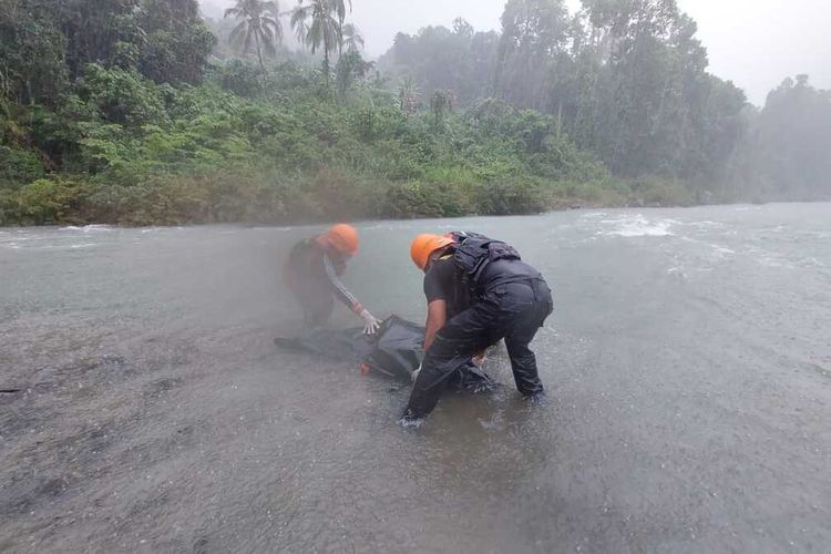 Tim SAR gabungan berhasil menemukan Tasrik Hitimala (22), warga Desa Namrinat Kecamatan Namrole, Kabupaten Buru Selatan, Maluku yang hilang terseret di di sungai Waitina, Minggu (26/6/2022)
