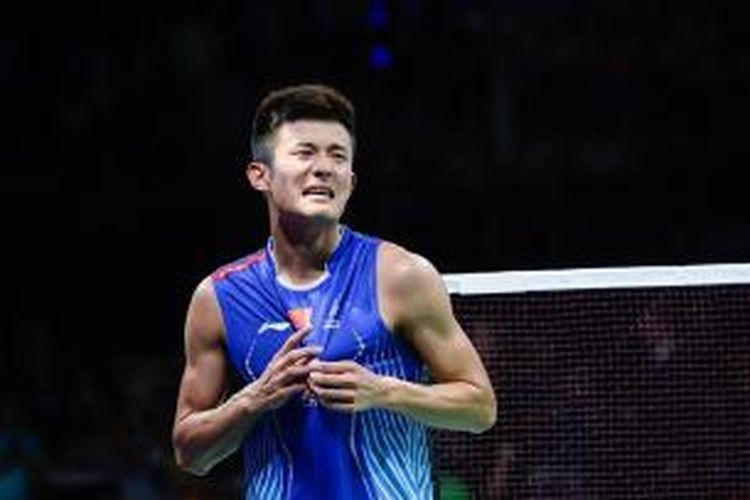 Pemain tunggal putra Tiongkok, Chen Long, menangis setelah memastikan kemenangan atas tunggal Malaysia, Lee Chong Wei, pada final Kejuaraan Dunia 2014 di Ballerup Super Arena, Kopenhagen, Denmark, Minggu (31/8/2014).