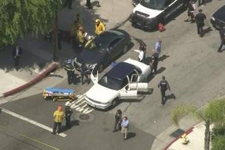 Lokasi kejadian seorang pria bersenjata di Los Angeles, AS, menembak seorang perempuan dan anaknya hanya karena mereka menertawakan dia di dalam mobil mereka.