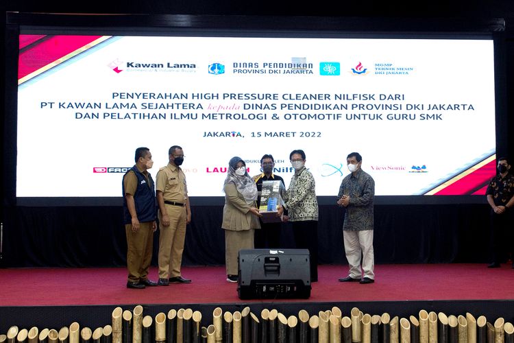 PT Kawan Lama Sejahtera serahkan high pressure cleaner nilfisk ke Dinas Pendidikan Provinsi DKI Jakarta.