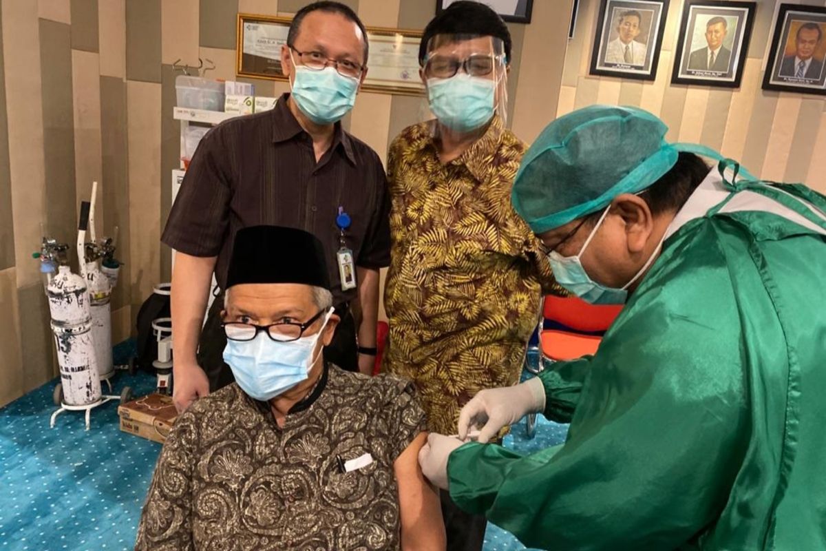 Dokter Hadril Busudin disuntik vaksin oleh Dirut RSUP M Djamil Padang, Yusirwan beberapa waktu lalu