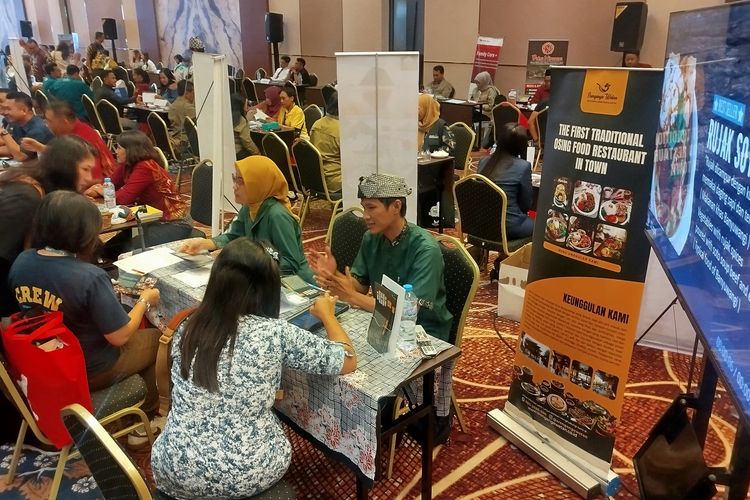 Booth rujak soto Banyuwangi menjadi favorit pengunjung Banyuwangi Travel Mart, Rabu (11/6/2025).