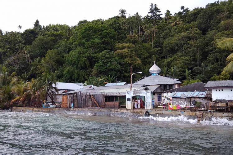 Sebagian dari Kampung Bukide Timur, Kecamatan Nusa Tabukan, Kabupaten Kepulauan Sangihe terlihar dari arah laut.