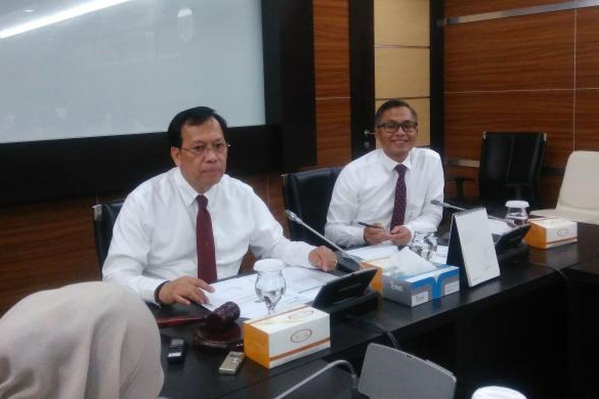 Direktur Jenderal Pengelolaan Pembiayaan dan Risiko, Kementerian Keuangan, Robert Pakpahan (kiri) didampingi Direktur Pembiayaan Syariah, Direktorat Jenderal Pengelolaan dan Pembiayaan Risiko, Kemenkeu, Suminto memaparkan hasil penjajakan Sukuk Tabungan seri ST-001 di Jakarta, Senin (5/9/2016).