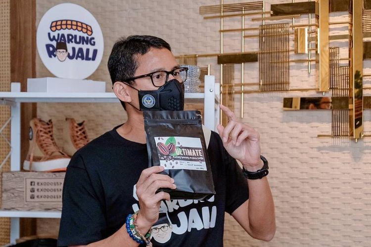 Menteri Pariwisata dan Ekonomi Kreatif (Menparekraf) Sandiaga Salahuddin Uno saat mempromosikan produk ekonomi kreatif dan UMKM lewat kegiatan Warung Rojali.