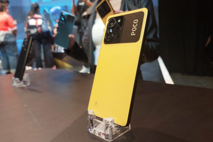 Poco X5 Pro 5G varian warna kuning.