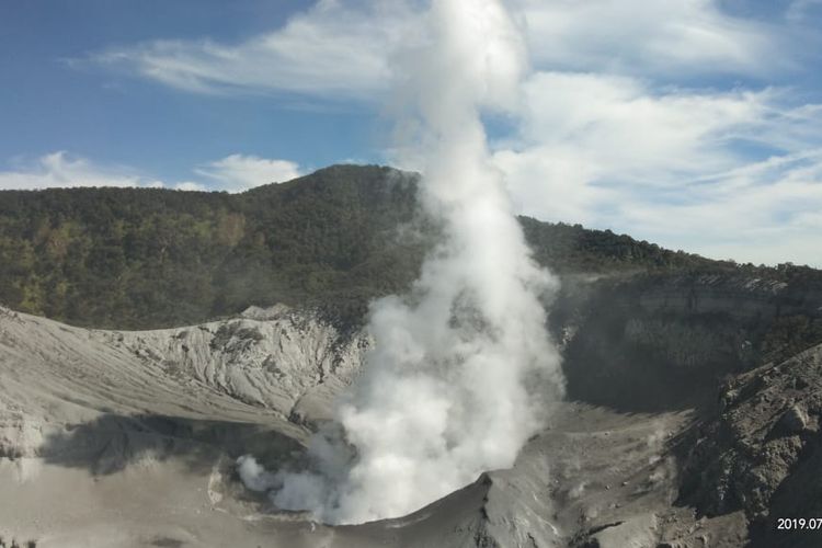Ilustrasi erupsi Gunung Tangkuban Parahu, Jawa Barat.