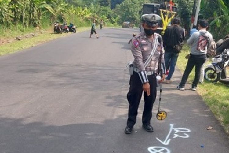 Polisi melakukan olah TKP di lokasi kecelakaan maut di jalur Jonggol, Cianjur, Jawa Barat, yang menewaskan pasutri, Rabu (5/7/2023)
