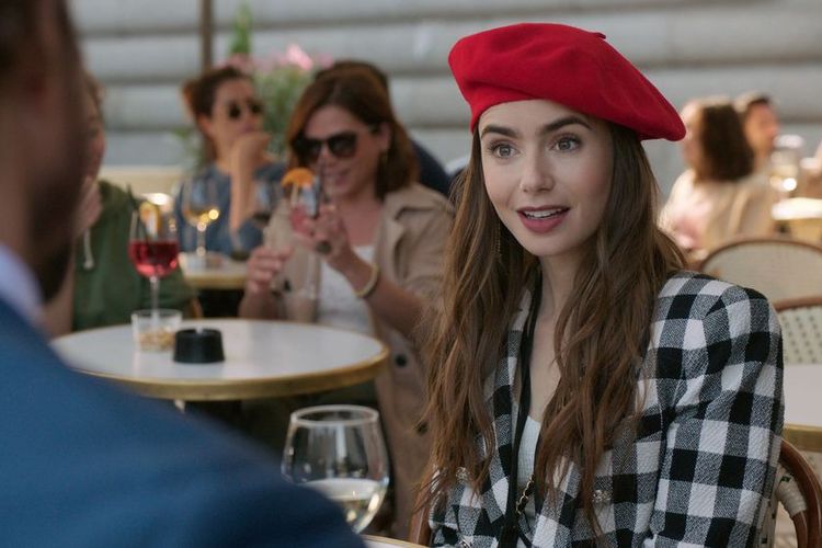 Tokoh Emily dalam serial Emily in Paris ketika memakai baret merah.