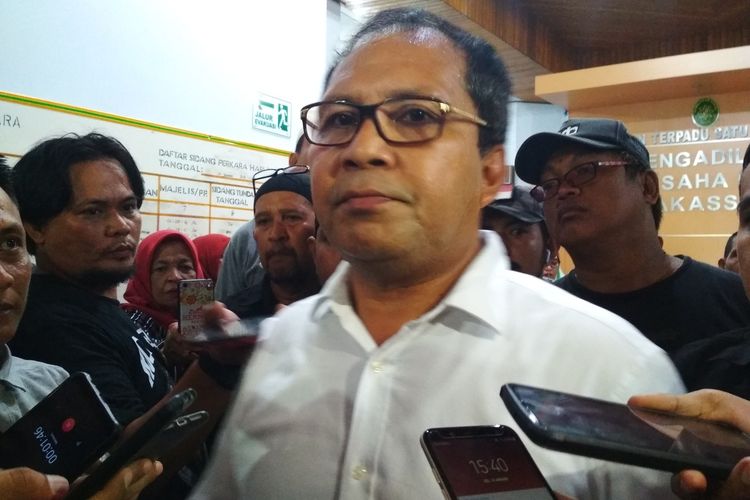 Eks Wali Kota Makassar Mohammad Ramdhan Pomanto saat diwawancara usai persidangan gugatan SK Demosi 1.073 ASN di PTUN Makassar, Jalan Raya Pendidikan, Selasa (10/1/2020).