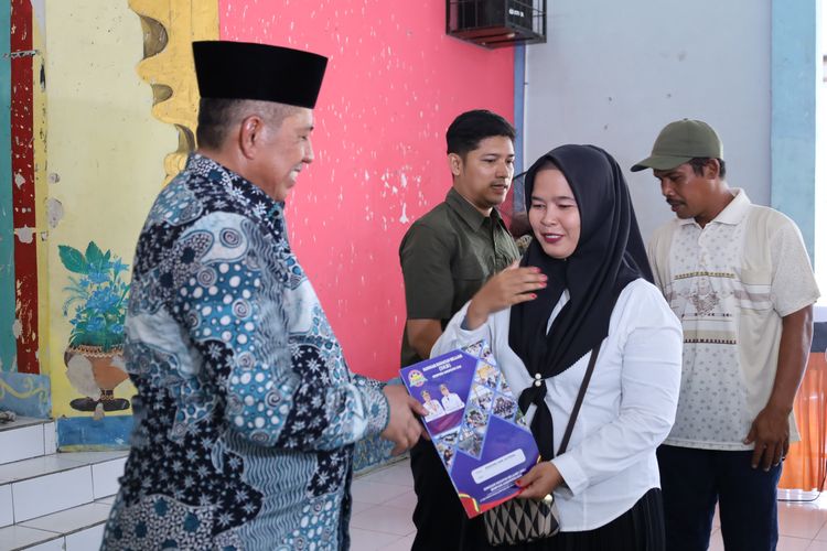 Bupati Siak Alfedri menyerahkan ijazah kepada 596 peserta program Kejar Paket A, B, dan C Tahun 2024 di Aula Sekolah Menengah Pertama Negeri (SMPN) 1 Siak.