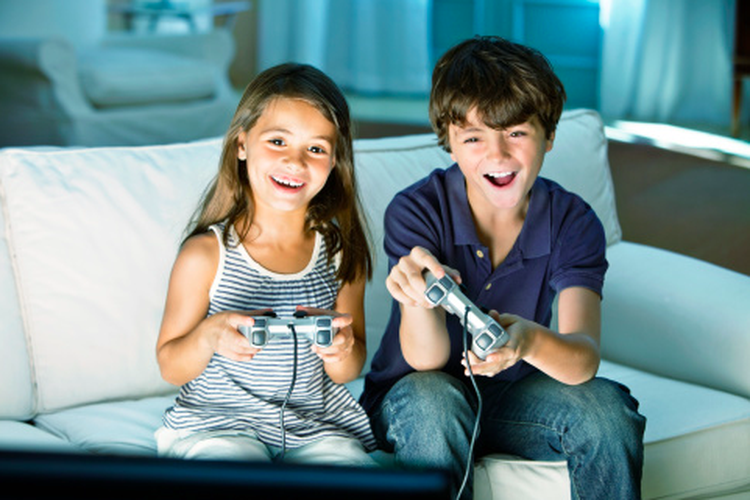 Ilustrasi anak main video game bisa memicu serangan jantung.