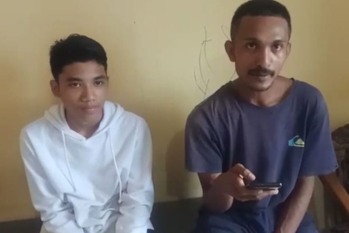 Siswi SMP di Ambon Tahir Lessy (15) dan sopir angkot jurusan Hatu Rifan Hukom saling bermaafan di kantor Polsek Bguala, kota Ambon, Sabtu (28/1/2023)