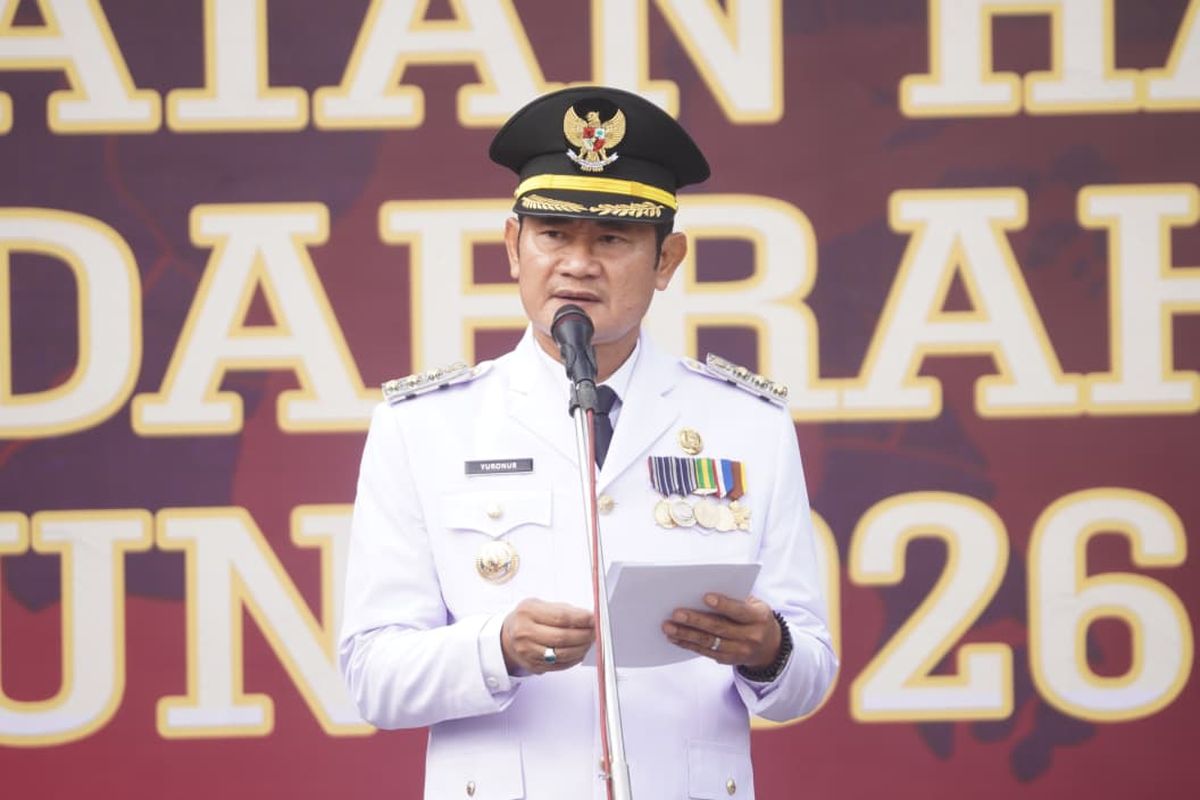 Bupati Lamongan, Yuhronur Efendi saat bertindak sebagai Inspektur Upacara dalam peringatan Hari Otonomi Daerah (Otoda) Ke-XXX yang berlangsung khidmat di halaman Kantor Pemerintah Kabupaten (Pemkab) Lamongan, Senin (27/4/2026). 
