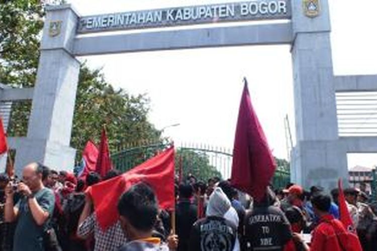 Puluhan massa dari Aliansi Pergerakan Rakyat Bogor, berdemo di depan gerbang Tegar Beriman, Rabu (27/8/2014). Massa menuntut kepada anggota dewan yang baru dilantik, agar pro dengan rakyat. K97-14 