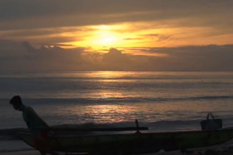 Matahari terbit di Pantai Hoya, Kota Gunungsitoli, Sumatera Utara.