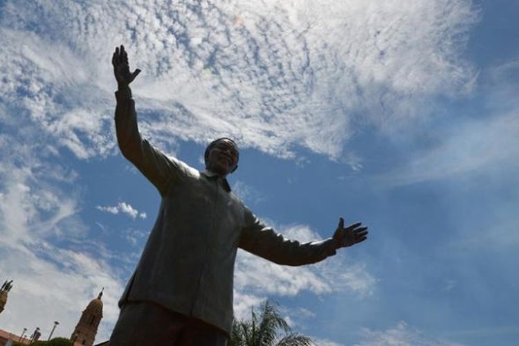 Patung Nelson Mandela terbesar di dunia diresmikan di ibu kota Afrika Selatan, Pretoria, Senin (16/12/2013).