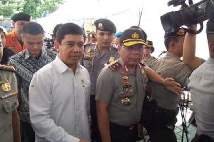 Menteri Pemberdayaan Aparatur Negara dan Reformasi Birokrasi Yuddy Chrisnandi menemui keluarga korban jatuhnya pesawat AirAsia QZ851 di posko antemortem Kompleks Mapolda Jawa Timur, Kamis (8/1/2015).