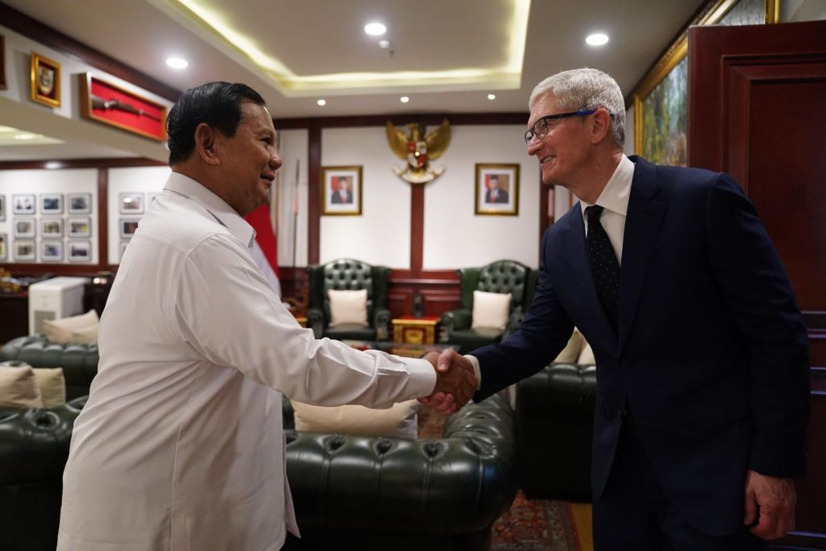 Menteri Pertahanan RI sekaligus calon presiden pemenang Pilpres 2024, Prabowo Subianto menerima kunjungan CEO Apple Timothy Donald Cook atau Tim Cook di ruang kerja Menhan, Kementerian Pertahanan, Jalan Merdeka Barat, Jakarta Pusat, Rabu (17/4/2024).