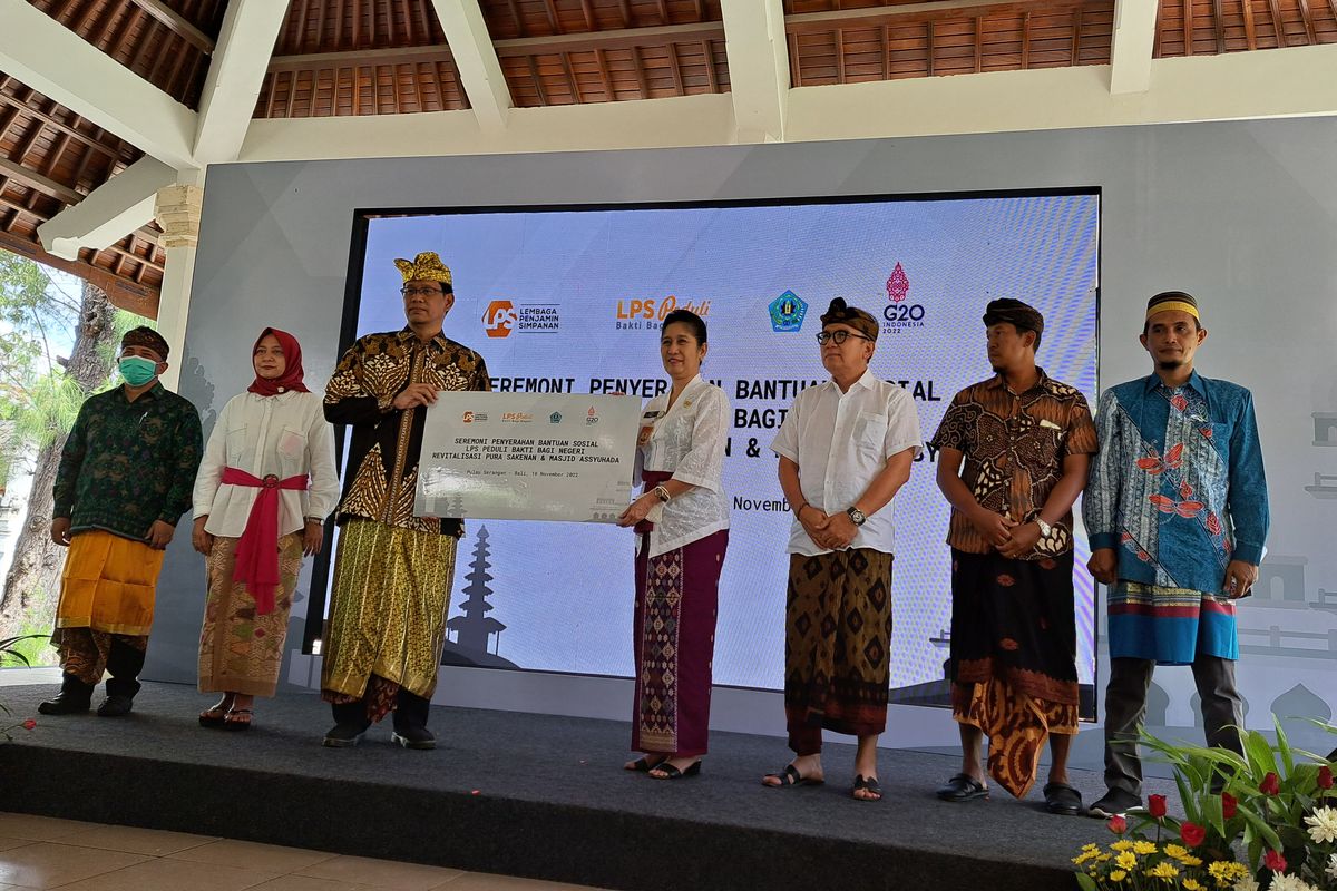 Ketua Dewan Komisioner Lembaga Penjamin Simpanan (LPS) Purbaya Yudhi Sadewa (ketiga dari kiri) menyerahkan bantuan untuk revitalisasi bangunan bersejarah di Bali, Kamis (10/11/2022).