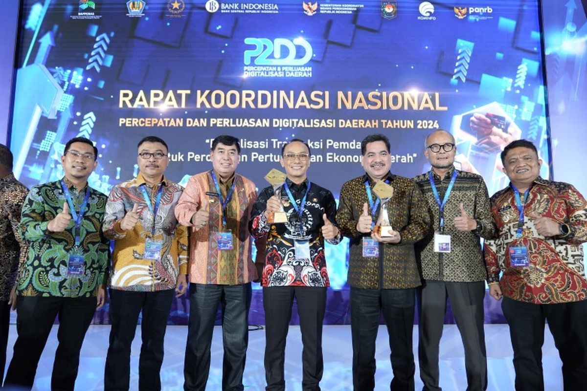 Provinsi Sulawesi Selatan mendapat penghargaan Championship Tim Percepatan dan Perluasan Digitalisasi Daerah (TP2DD) Tahun 2024 Kategori Pulau Sulawesi pada acara Rapat Koordinasi Nasional (Rakornas) P2DD di Hotel Kempinski, Jakarta, Senin (23/9/2024). 