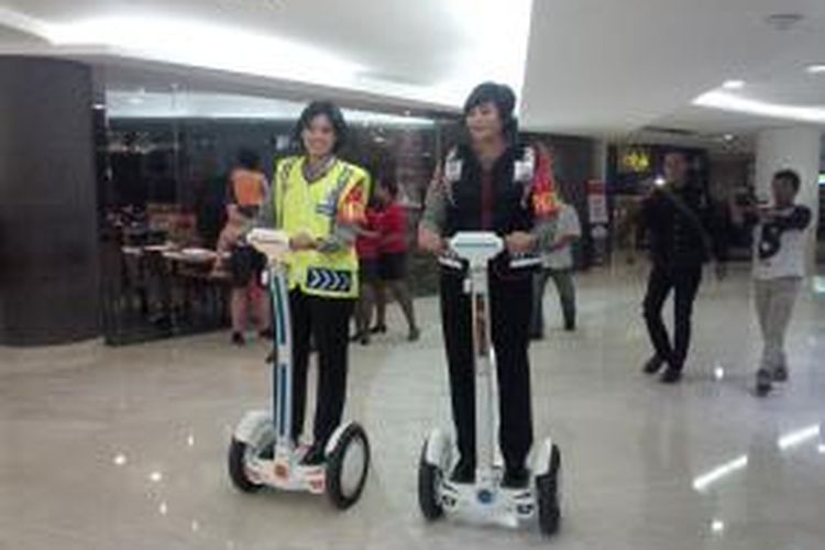 Dua polwan berpatroli keliling menggunakan Segway di Plasa Tunjungan Surabaya.