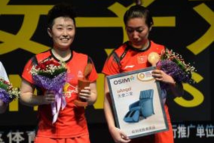 Pebulu tangkis China, Wang Xiaoli (kanan) dan Yu Yang (L) mendapatkan trofi dan penghargaan setelah memenangi laga final China Open Superseries Premier 2013 di Shanghai, melawan Bao Yixin/Zhong Qianxin (China), 21-13, 21-7, Minggu (17/11/2013).