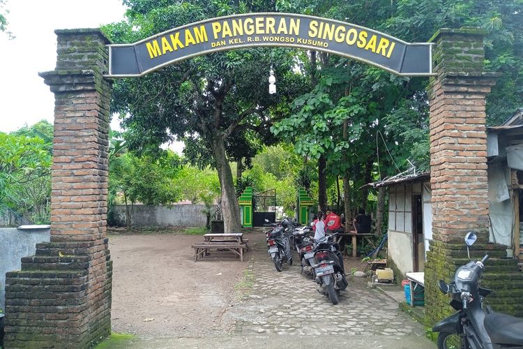 Caption: Makam Pangeran Singosari di Desa Kacangan, Kecamatab Berbek, Kabupaten Nganjuk, Jawa Timur