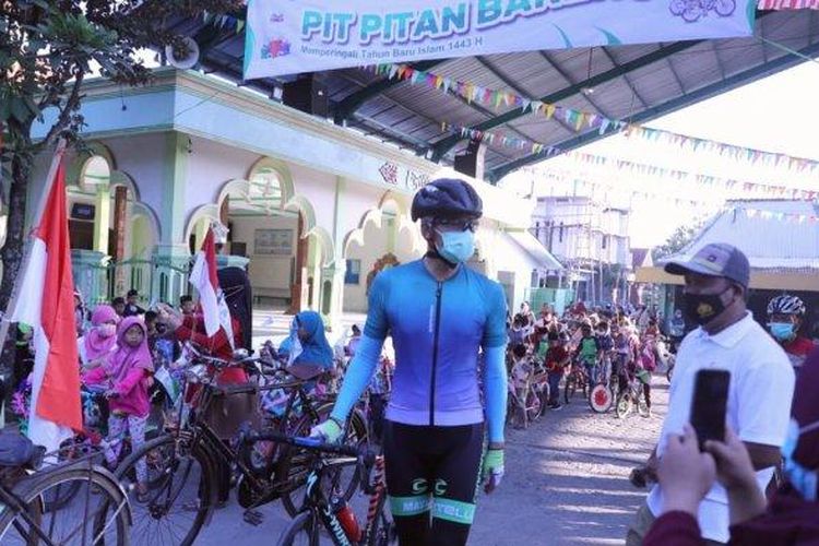 Gubernur Jawa Tengah, Ganjar Pranowo, menegur langsung panitia acara Pit-pitan Bareng di Desa Batursari, Mranggen, Demak, Minggu (29/8/2021). 