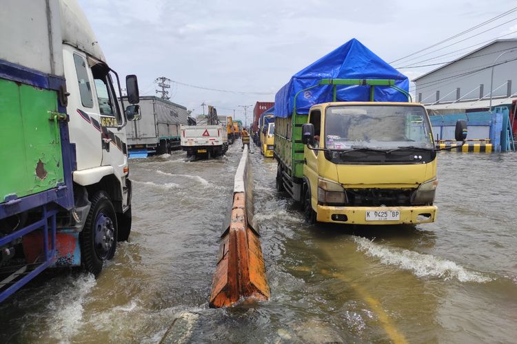 Sejumlah kendaraan melintas di Pantura Sayung, Kabupaten Demak, Jawa Tengah, saat kondisi banjir, Rabu (29/10/2025).