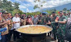 PLBN Aruk Jadi Pusat Masak Besar Kuali Merah Putih bersama Bobon Santoso