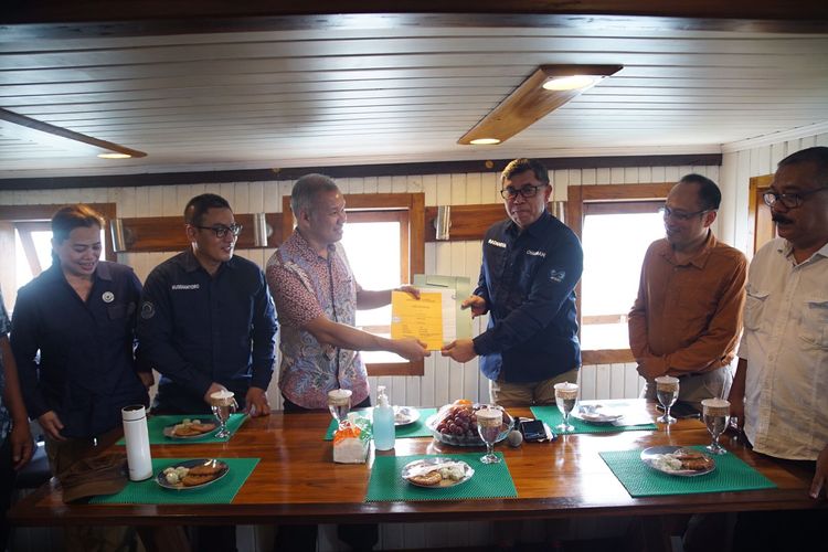 Kementerian Kelautan dan Perikanan (Kementerian KP) menerima hibah Kapal Motor (KM) Floating Rangers Station (FRS) Menami dari World Wide Fund for Nature (WWF) Indonesia di Pantai Boom Banyuwangi, Minggu (9/10/2022).
