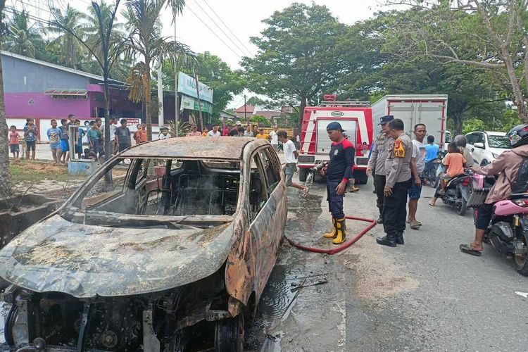 Pasca terbakar mobil minibus yang hangus terbakar di depan stasiun pengisian bahan bakar umum (SPBU) Bone-Bone, Kelurahan Bone-Bone, Kecamatan Bone-Bone, Kabupaten Luwu Utara, Sulawesi Selatan pada Minggu (07/4/2024) kini Polres Luwu Utara melakukan olah tempat kejadian