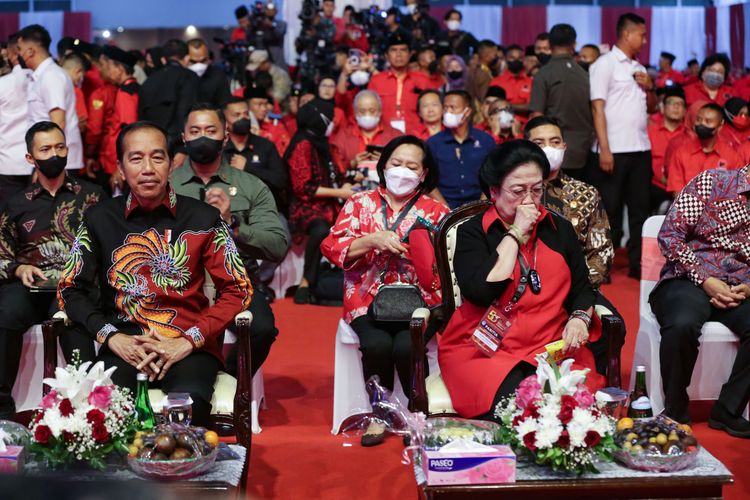 Presiden Republik Indonesia, Joko Widodo dan Ketua Umum Partai Demokrasi Indonesia Perjuangan (PDI P), Megawati Soekarnoputri saat perayaan HUT ke-50 PDI P di JI Expo Kemayoran, Jakarta, Selasa (10/01/2023).