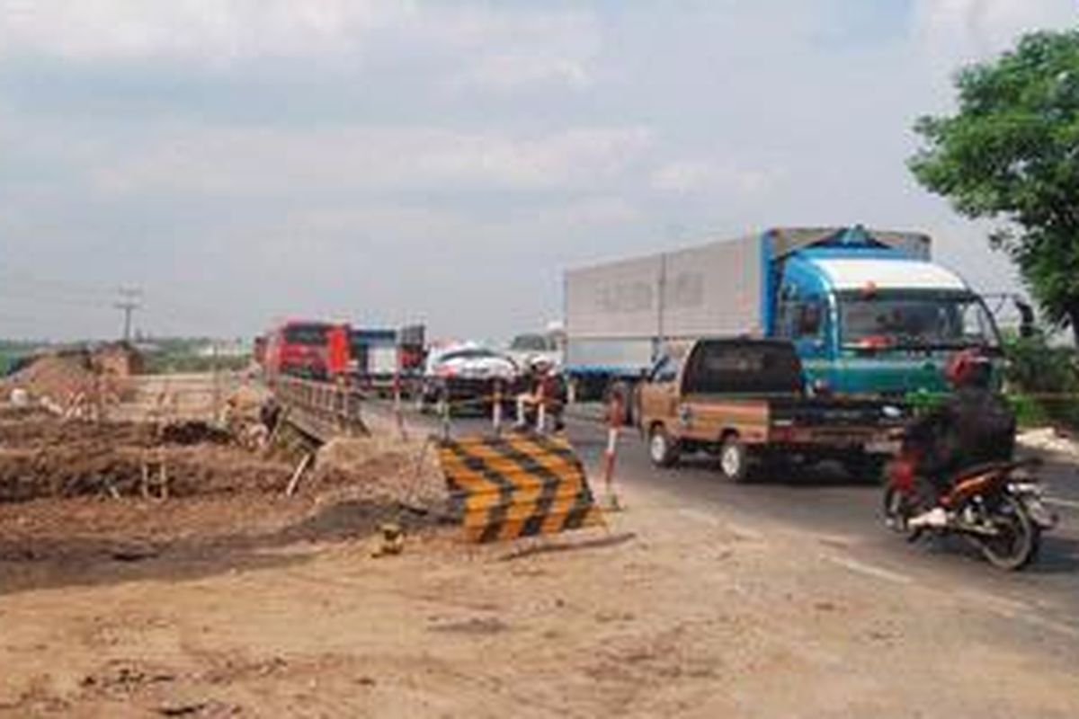 Pelebaran jembatan yang dilakukan Dinas Bina Marga Jawa Tengah masih terus berlangsung di ruas jalan pantura Kudus-Pati di Desa Klaling, Kecamatan Jekulo, Kabupaten Kudus, Jawa Tengah, Rabu (11/7/2012). Proyek untuk mengatasi penyempitan jalan itu akan akan berlangsung hingga akhir tahun 2012. 