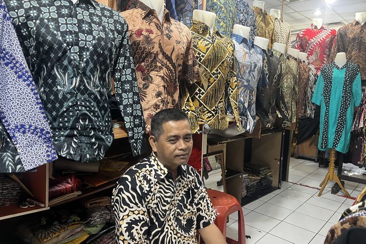 Burhanudin (51) salah satu pedagang di PGB Bogor mengeluhkan kondisi kios yang sepi, Minggu (28/1/2024).