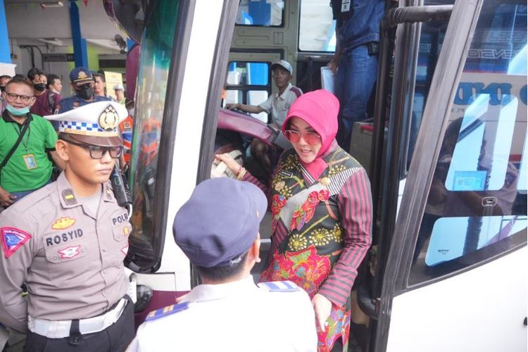 Bupati Klaten Sri Mulyani saat meninjau Terminal Tipe A Ir Soekarno. 


