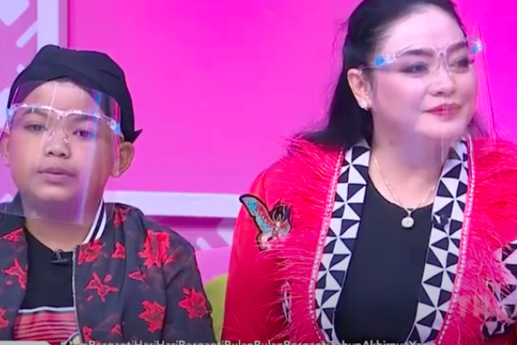 Istri mendiang Didi Kempot, Yan Vellia dan sang anak, Saka di acara Brownis Trans TV