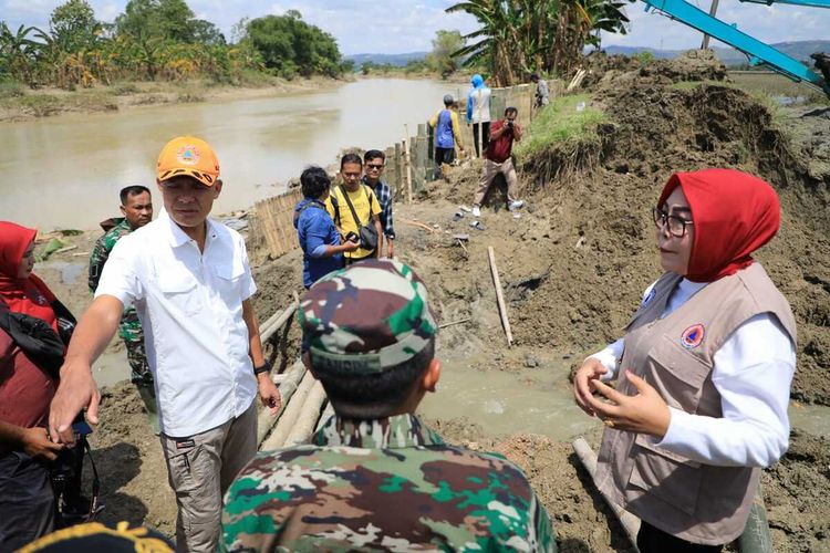 Gubernur Jateng Ganjar Pranowo saat meninjau perbaikan tanggul jebol di Sungai Lusi, Desa Karangsari, Kecamatan Brati, Grobogan, Jumat (13/1/2023).