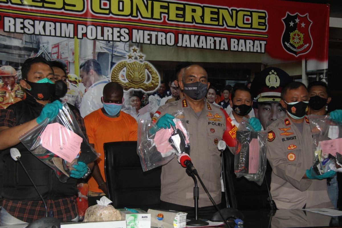 Konferensi pers penangkapan pelaku pembunuhan warga negara Nigeria di salah satu apartemen di Jakarta Barat. Konferensi pers tersebut digelar pada hari Selasa (27/10/2020).