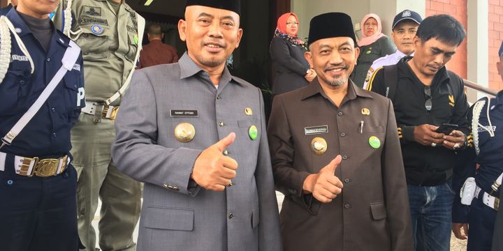 Wali Kota Bekasi, Rahmat Effendi (kiri) dan Wakil Wali Kota Bekasi, Ahmad Syaikhu (kanan) usai melakukan rapat di Gedung DPRD Kota Bekasi, Kamis (8/7/2017).