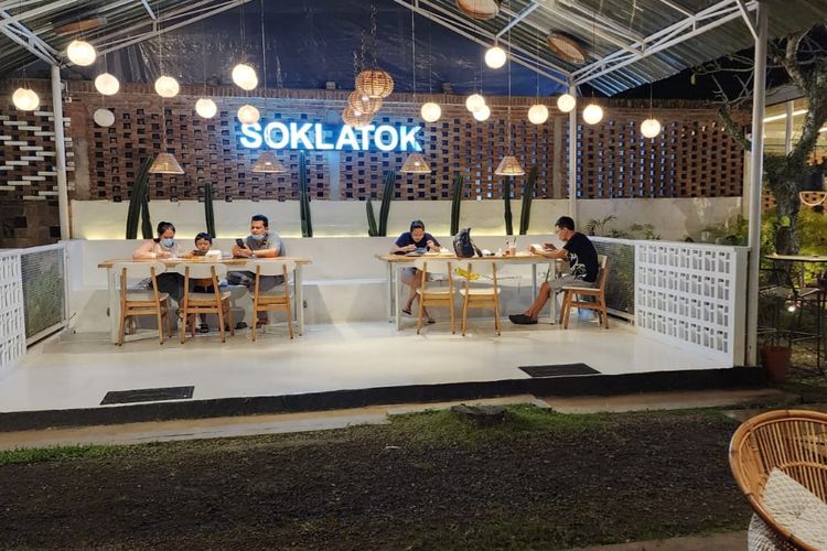 Pengunjung menikmati suasana malam di Soklatok Kafe