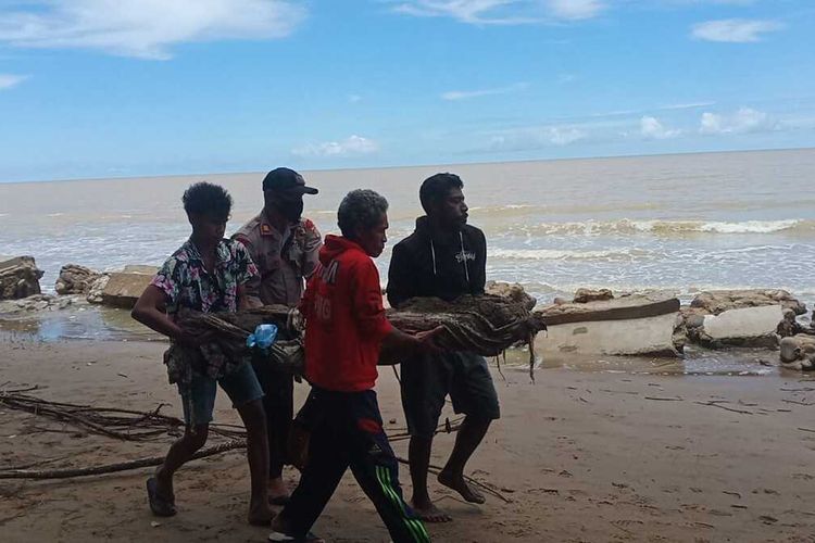 Aparat Brimob dan TNI bersama warga mengevakuasi 16 kerangka jenazah dari tempat pemakaman umum.yang hancur tersapuh banjir rob di desa Hote Kecamatan Bula Barat, Kabuoaten Seram.Bagian Timur, Maluki, Rabu (23/2/2022)