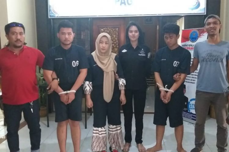Tiga pelaku pembunuhan Ponia (39) dan Selfia (13) ketika berada di Polres Pagaralam, Sumatera Selatan. Ketiga pelaku tega menghabisi nyawa ibu dan anak itu dilatar belakangi utang piutang, Kamis (3/1/2019).